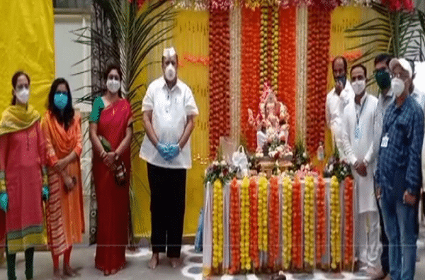 कोल्हापुरात कोरोना सेंटरमध्ये गणरायाचे आगमन, मंत्री हसन मुश्रीफांच्या हस्ते प्रतिष्ठापना कोल्हापुरात कोरोना सेंटरमध्ये गणरायाचे आगमन, मंत्री हसन मुश्रीफांच्या हस्ते प्रतिष्ठापना