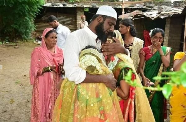 धर्माच्या पलिकडे माणुसकीचं नातं, पठाण मामाकडून हिंदू भाचींचे कन्यादान