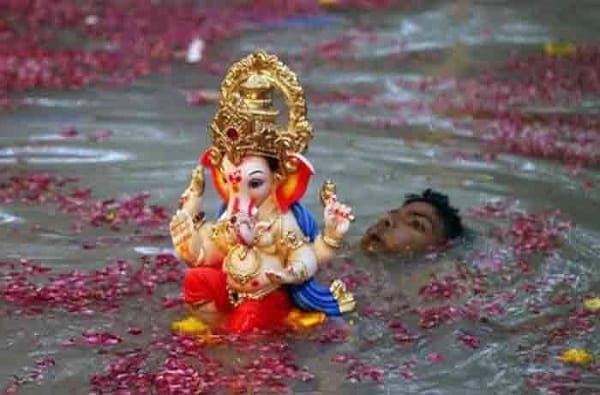 अखेर बाप्पाच्या मूर्तीच्या उंचीचा अडथळा दूर !सहा फुटांवरील पीओपी मूर्तींच्या विसर्जनास दिलासा अखेर बाप्पाच्या मूर्तीच्या उंचीचा अडथळा दूर !सहा फुटांवरील पीओपी मूर्तींच्या विसर्जनास दिलासा