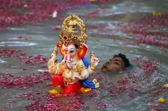 नवी मुंबईच्या कंटेन्मेंट झोनमध्ये बाप्पाच्या विसर्जनासाठी महापालिकेची घरपोच गाडी