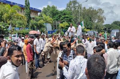 दुग्धजन्य पदार्थावरील GST कमी करा, प्रतिलिटर 5 रुपये अनुदान द्या, स्वाभिमानीचा जिल्हाधिकारी कार्यालयावर मोर्चा