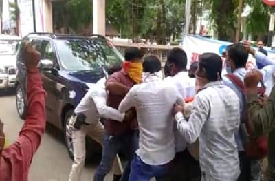 शैक्षणिक शुल्कमाफीसाठी ABVP आक्रमक, अब्दुल सत्तारांची गाडी रोखली, पोलिसांचा लाठीचार्ज