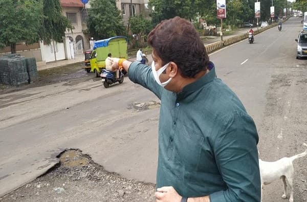 खासदार श्रीकांत शिंदे म्हणाले, ट्विटरऐवजी प्रत्यक्ष फेरफटका मारा, मनसे आमदाराने त्यांच्याच घरासमोरचा खड्डा दाखवला