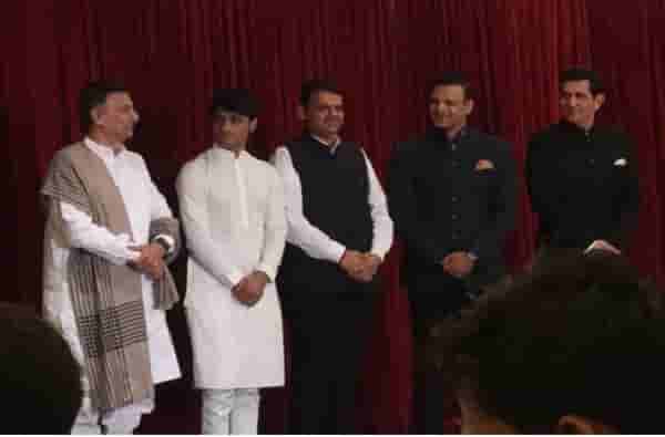 संदीप सिंह मोदींच्या बायोपिकचे निर्माते, फडणवीसांसह मंचावर सचिन सावंत यांचे भाजपकडे बोट
