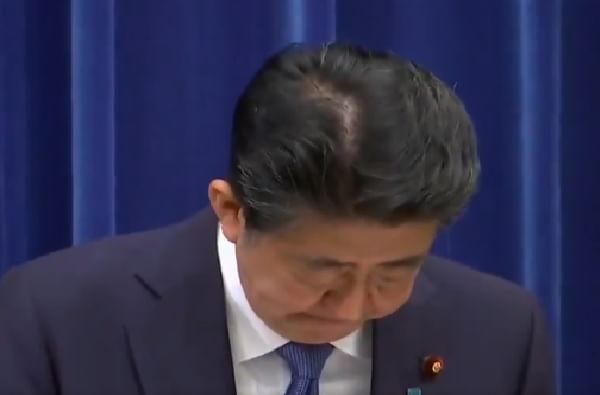 जपानचे पंतप्रधान शिंजो आबे पदावरुन पायउतार, विनम्रपणे झुकून जनतेची माफी