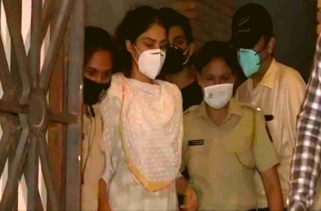 Sushant Case LIVE | सुशांतला ड्रग्ज का आणि कुणाच्या सांगण्यावरुन दिले? सीबीआयकडून रियावर प्रश्नांची सरबत्ती