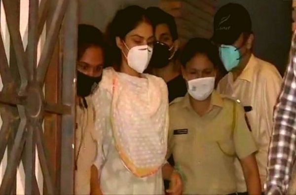 Sushant Case LIVE | 'सुशांतला ड्रग्ज का आणि कुणाच्या सांगण्यावरुन दिले?' सीबीआयकडून रियावर प्रश्नांची सरबत्ती