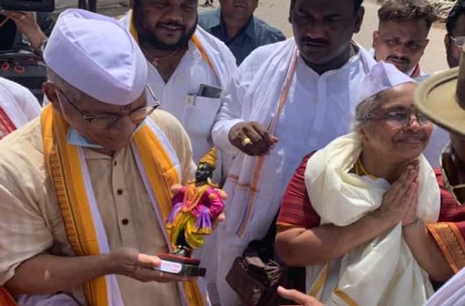 आजपासून मंदिरं खुली झाली असं समजा, प्रकाश आंबेडकरांचं विठ्ठल मंदिरात प्रवेश करत आंदोलन