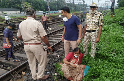 कौंटुबिक वादाला कंटाळून महिलेचा रेल्वे ट्रॅकवर आत्महत्येचा प्रयत्न, आरपीएफ जवानाने जीव धोक्यात घालून वाचवले