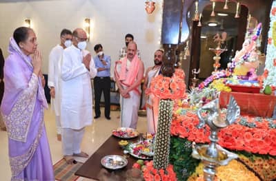 शरद पवार सहकुटुंब वर्षावरील गणपती बाप्पाच्या दर्शनाला