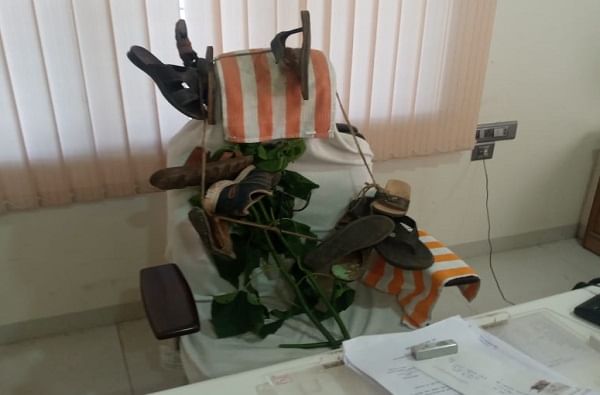 वर्ध्यातील आर्वी नगरपरिषदेत भाजपात अंतर्गत कलह, नगराध्यक्षाच्या खुर्चीला चपलांचा हार