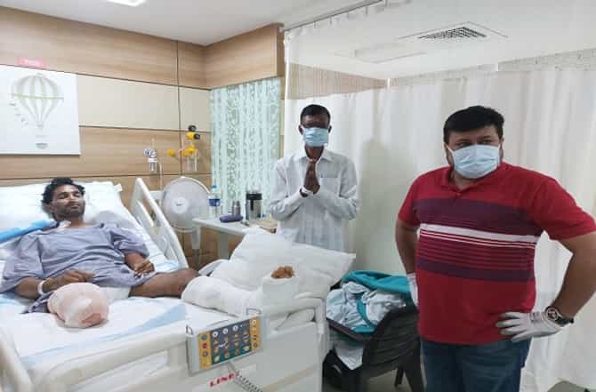 Mahad Building Collapse | 35 जणांचे प्राण वाचवताना दोन पाय गमावले, महाडच्या नावेदला शिवसेनेकडून 2 लाखांची मदत