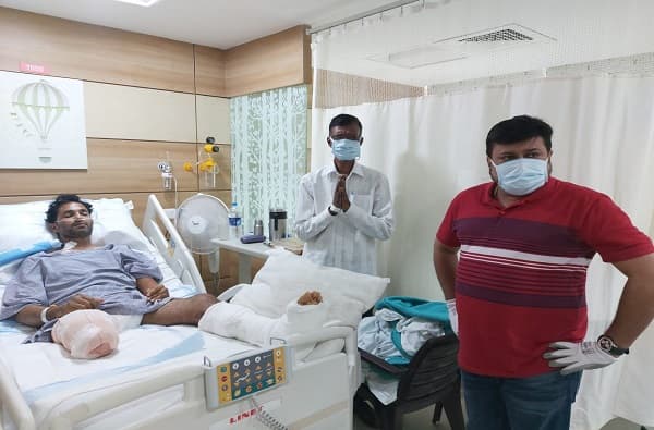 Mahad Building Collapse | 35 जणांचे प्राण वाचवताना दोन पाय गमावले, महाडच्या नावेदला शिवसेनेकडून 2 लाखांची मदत