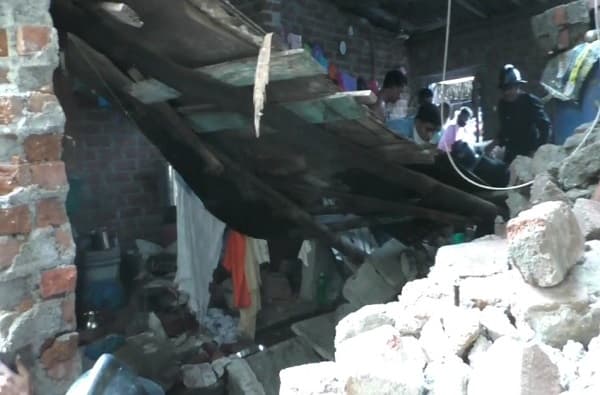Bhiwandi Wall Collapse | भिवंडीत खोदकाम करताना पाया धसल्याने घराची भिंत कोसळली, दोघे तीन तास ठिगाऱ्याखाली