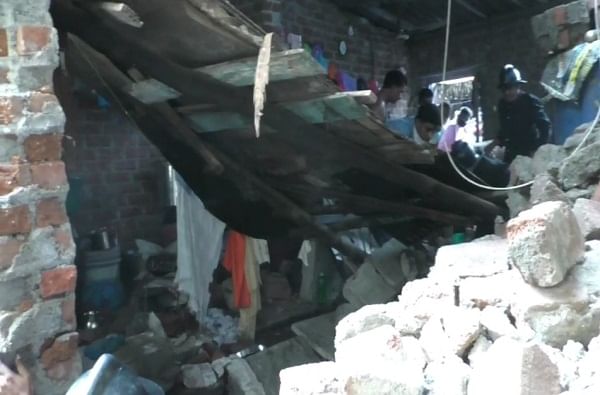 Bhiwandi Wall Collapse | भिवंडीत खोदकाम करताना पाया धसल्याने घराची भिंत कोसळली, दोघे तीन तास ठिगाऱ्याखाली