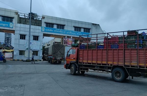 एपीएमसीतील मुख्यलेखाधिकाऱ्यांसह सहकाऱ्याला कोरोना, एपीएमसीची अर्थव्यवस्था कोलमडण्याची शक्यता एपीएमसीतील मुख्यलेखाधिकाऱ्यांसह सहकाऱ्याला कोरोना, एपीएमसीची अर्थव्यवस्था कोलमडण्याची शक्यता