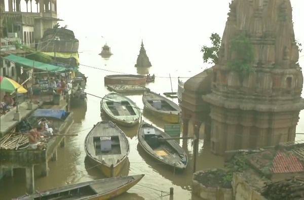 Uttar Pradesh Flood | वाराणसीत गंगा नदीला महापूर, मृतदेहांना घरांच्या छतावर अग्नी देण्याची वेळ