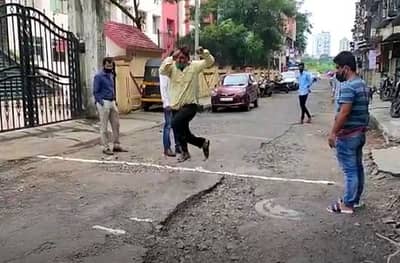 नवी मुंबईत मनसेचं अनोखं आंदोलन, खड्ड्यांमध्ये लांब उडी स्पर्धा, विजेत्यांना खेळण्यातील विमान आणि हेलिकॉप्टर