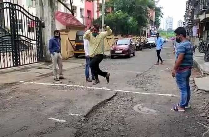 नवी मुंबईत मनसेचं अनोखं आंदोलन, खड्ड्यांमध्ये लांब उडी स्पर्धा, विजेत्यांना खेळण्यातील विमान आणि हेलिकॉप्टर