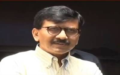 देवेंद्र फडणवीस बरे व्हावेत यासाठी तुळजाभवानीकडे प्रार्थना, सरकार त्यांची काळजी घेईल : संजय राऊत