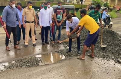 रस्त्यावरील खड्ड्यांमुळे अनेकांचा बळी, कल्याण डोंबिवलीतील नगरसेवकाने स्वखर्चातून खड्डे बुजवले