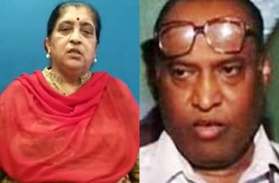 सुदाम मुंडेचा पॅरोल तातडीने रद्द करा आणि तुरुंगात टाका, सामाजिक कार्यकर्त्या वर्षा देशपांडेंची मागणी