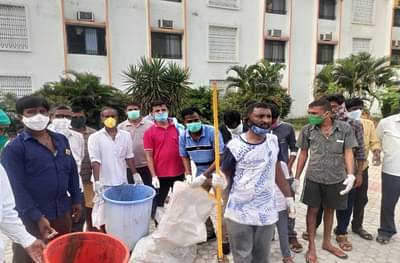 कोरोना पॉझिटिव्ह रुग्णांचा आदर्श, उपचार घेत असलेल्या कोव्हिड केअर सेंटरची साफसफाई