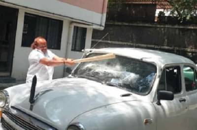 रुग्णवाहिका वेळेत न मिळाल्याने संताप, पुण्यात मनसे नगरसेवकाने पालिका अधिकाऱ्याची गाडी फोडली