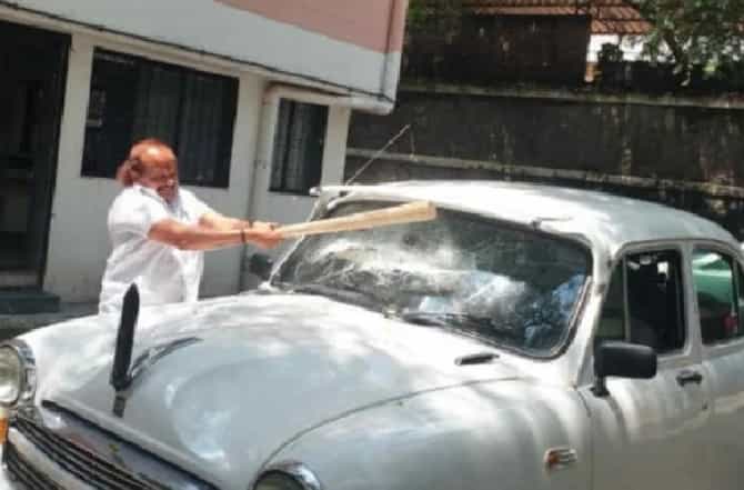 रुग्णवाहिका वेळेत न मिळाल्याने संताप, पुण्यात मनसे नगरसेवकाने पालिका अधिकाऱ्याची गाडी फोडली