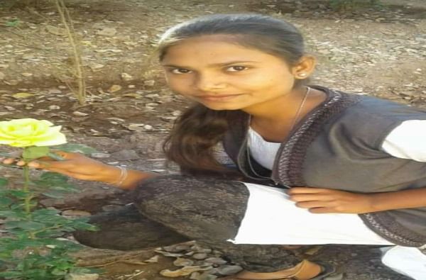 घरात तीन भावंडं, एकच मोबाईल, अभ्यास अपूर्ण राहिल या भीतीने बारावीच्या विद्यार्थिनीची आत्महत्या घरात तीन भावंडं, एकच मोबाईल, अभ्यास अपूर्ण राहिल या भीतीने बारावीच्या विद्यार्थिनीची आत्महत्या