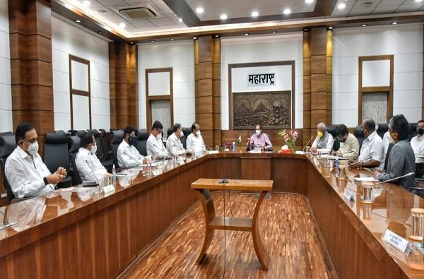मराठा आरक्षणाबाबत मुख्यमंत्र्यांच्या अध्यक्षतेखाली बैठक, मराठा समाजाने संयम बाळगावा, अशोक चव्हाणांचं आवाहन मराठा आरक्षणाबाबत मुख्यमंत्र्यांच्या अध्यक्षतेखाली बैठक, मराठा समाजाने संयम बाळगावा, अशोक चव्हाणांचं आवाहन