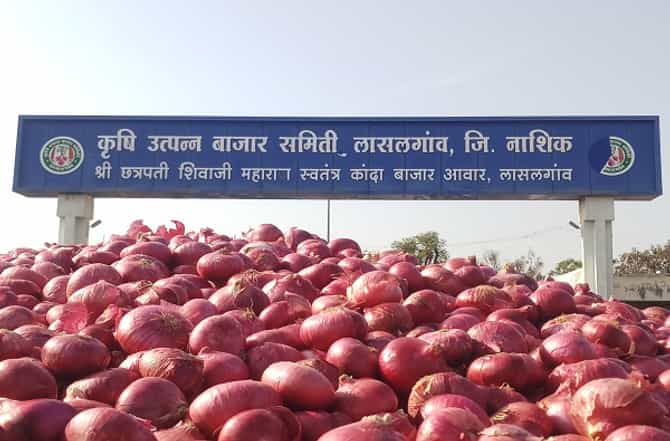 कांद्याची आयात होताच दरात घसरण, सहा महिने साठवणूक करुनही कवडीमोल दर