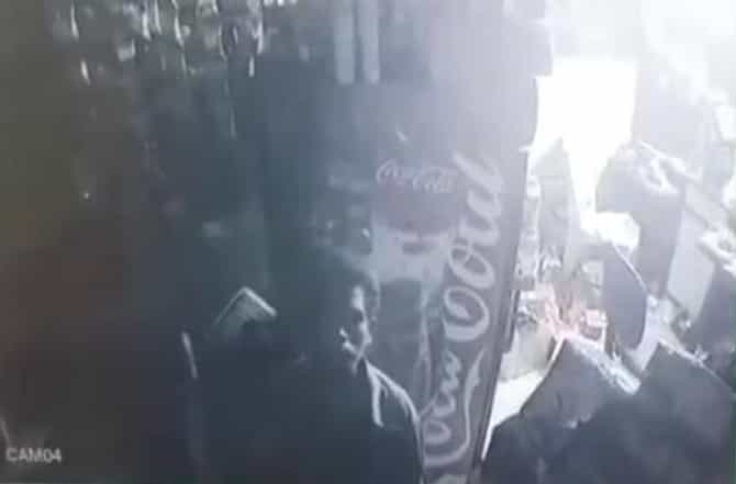 हॉटेलमध्ये चोर शिरला, पैशाला हातही न लावता भूक भागवली, चंद्रपुरातील घटनेने मालकही गलबलला