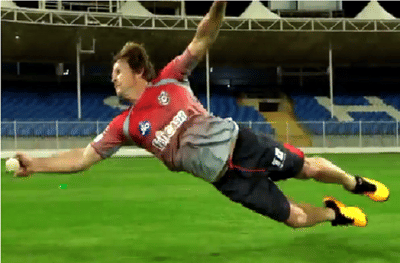 IPL 2020 : वेगापेक्षा वेगवान, चित्यासारखा चपळ, फिल्डिंगचा बादशाहा जॉन्टी ऱ्होड्सचा भन्नाट झेल