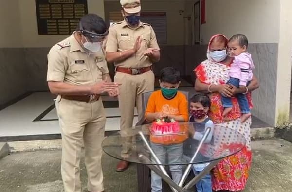 कोरोनाग्रस्त आई-वडील रुग्णालयात, पोलिसांकडून घरी जाऊन चिमुरड्याचा बर्थडे सेलिब्रेट
