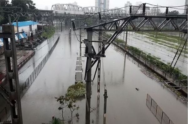 पाहा आणखी फोटो