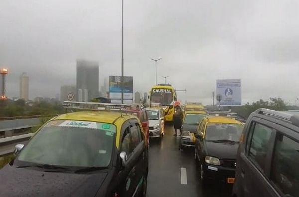 तर पावसामुळे पाणी भरल्याने रस्त्यावर वाहनांच्या लांबच लांब रागा पाहायला मिळाल्या. तर रेल्वे ठप्प झाल्याने अनेक चाकरमानी रस्त्यात अडकले.  