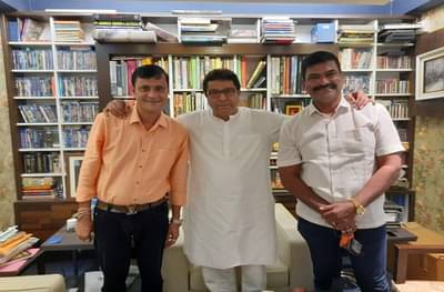 संदीप देशपांडे-संतोष धुरींच्या खांद्यावर राज ठाकरेंचा हात, सविनय कायदेभंग आंदोलनानंतर मनसैनिक कृष्णकुंजवर