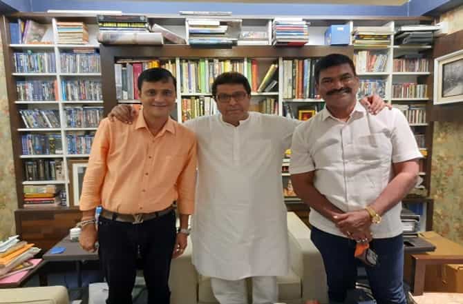 संदीप देशपांडे-संतोष धुरींच्या खांद्यावर राज ठाकरेंचा हात, सविनय कायदेभंग आंदोलनानंतर मनसैनिक कृष्णकुंजवर