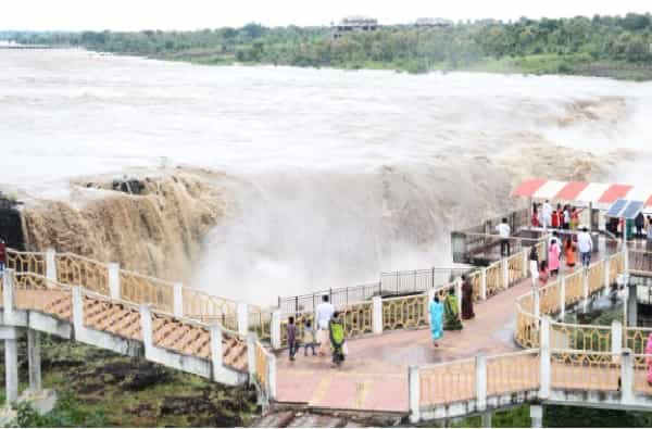 नांदेडमधील इसापूर धरणातून पाण्याचा विसर्ग मोठ्या प्रमाणात होत आहे. त्यामुळे पैनगंगा नदी दुथडी भरुन वाहतेय