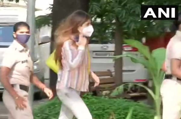 Bollywood Drugs Case Live : सिमॉन खंबाटा चौकशीसाठी एनसीबी कार्यालयात, रकुलचे बहाणे