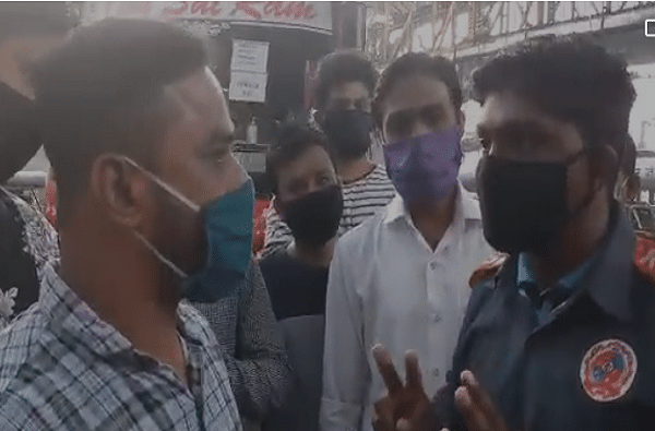 मास्क न घालणाऱ्या नागरिकांवर कारवाईच्या नावाखाली लुबाडण्याचा धंदा, केडीएमसीच्या क्लीन मार्शलला अटक मास्क न घालणाऱ्या नागरिकांवर कारवाईच्या नावाखाली लुबाडण्याचा धंदा, केडीएमसीच्या क्लीन मार्शलला अटक