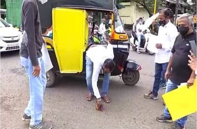 कोल्हापूरकरांचा नादच खुळा, रिक्षाचालकाला भररस्त्यात थुंकी पुसायला लावली