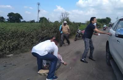 भाजपचे संकटमोचक अपघातग्रस्ताच्या मदतीला, गिरीश महाजनांमुळे बाईकस्वारावर वेळीच उपचार