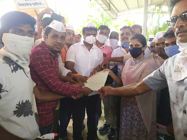 मुक्ताईनगरमध्ये मराठा आरक्षणासाठी सकल मराठा समाजातर्फे ढोल बजाओ आंदोलन करण्यात आले.खासदार रक्षाताई खडसे यांच्या निवासस्थानाबाहेर सकल मराठा समाजातर्फे ढोल बजाओ आंदोलन करत निवेदन देण्यात आले.