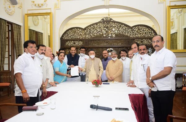 केंद्राने कृषी कायदे पास करुन लोकशाहीचा गळा घोटला, काँग्रेसचा हल्लाबोल, राज्यपालांना निवेदन