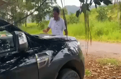 गाडीच्या बोनेटवर चटणी भाकरीचा आस्वाद, संभाजीराजेंनी कार्यकर्त्याची शिदोरी सोडली