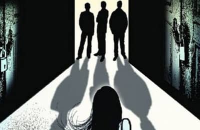 मित्राच्या पार्टीत ड्रिंकमध्ये गुंगीचं औषध; बेशुद्ध झाल्यानंतर महिलेवर सामूहिक बलात्कार