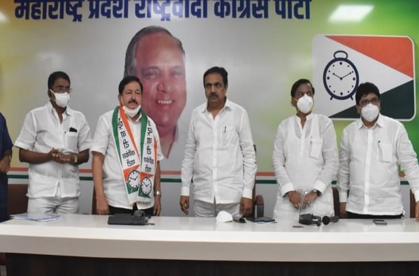 माजी आमदार रमेश कदमांची राष्ट्रवादीत घरवापसी, चांगल्या प्रवृत्तीच्या नेत्यांना पक्षात आणण्याचे प्रयत्न, जयंत पाटलांचे सूचक वक्तव्य माजी आमदार रमेश कदमांची राष्ट्रवादीत घरवापसी, चांगल्या प्रवृत्तीच्या नेत्यांना पक्षात आणण्याचे प्रयत्न, जयंत पाटलांचे सूचक वक्तव्य