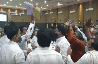 नगरसेवकाने फाईल पळवली, पकडण्यासाठी सभागृहात भागमभाग, अकोला मनपात राड्याची परंपरा